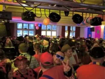 Weiberfastnachtsparty — Karneval im Veedel