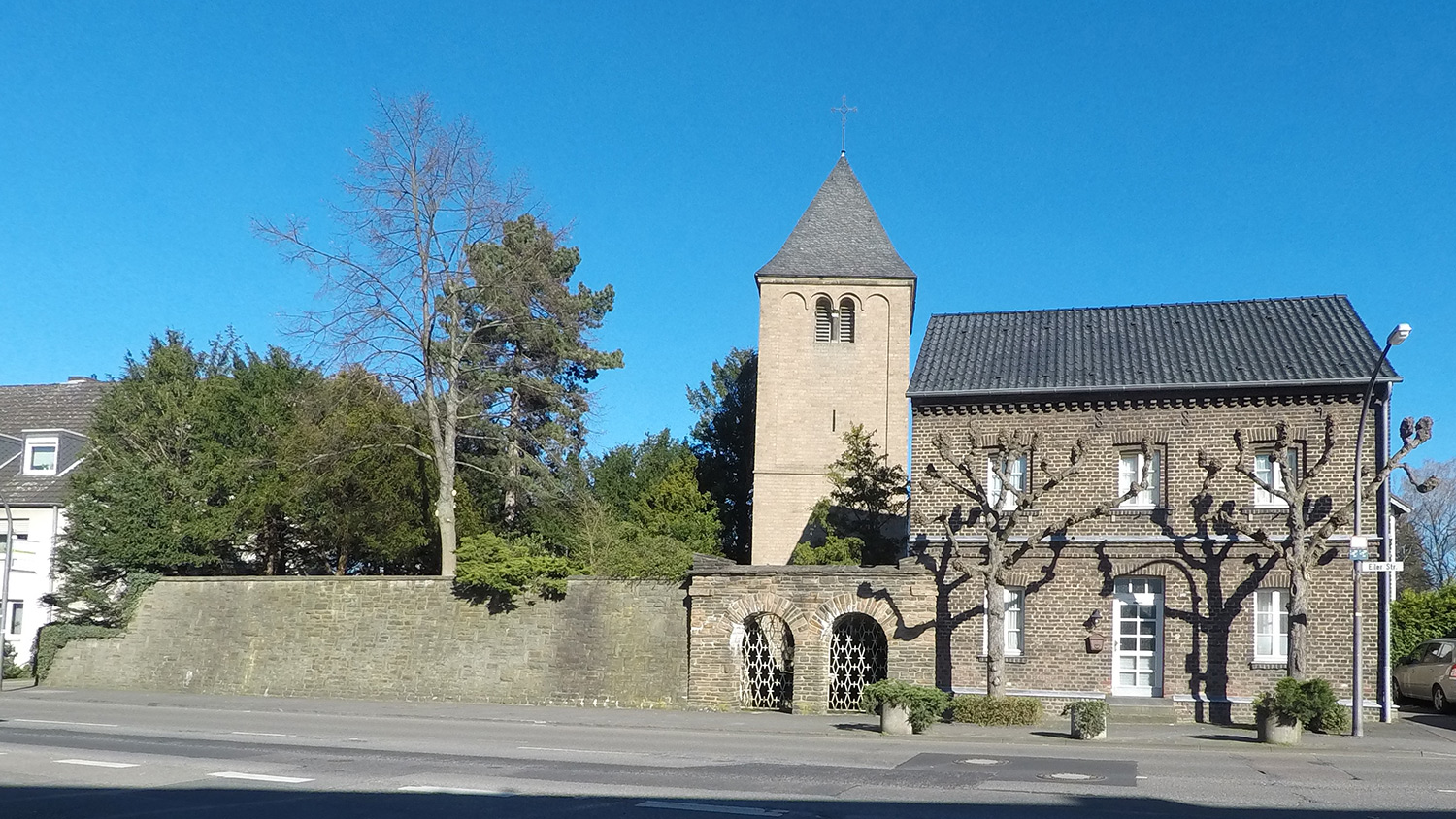 Der historische Wasserturm von Rath/Heumar, ein Wahrzeichen des Stadtteils